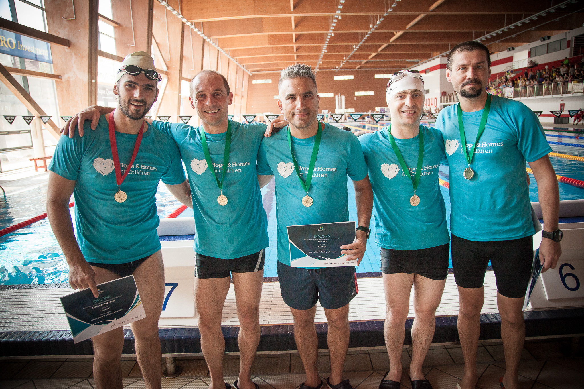 3 echipe de înotători “au făcut valuri” la Swimathon București pentru Hope and Homes for Children și au strâns bani pentru copiii aflați în pericol de abandon